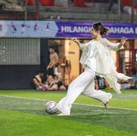 Melihat gaya Azizah saat bermain bola, tak sedikit yang memujinya dan menyebut istri Arhan itu sudah cocok ikut menjadi anggota Timnas Indonesia. Foto: Instagram/@acadumpie