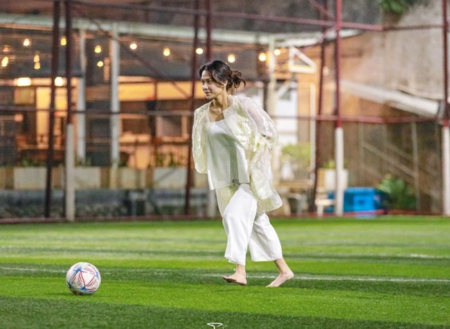 Diketahui saat itu Azizah baru saja pulang dari kondangan Adiba dan Egy. Oleh karena itu dirinya masih mengenakan baju kondangan saat bermain bola. Foto: Instagram/@acadumpie