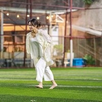 Diketahui saat itu Azizah baru saja pulang dari kondangan Adiba dan Egy. Oleh karena itu dirinya masih mengenakan baju kondangan saat bermain bola. Foto: Instagram/@acadumpie