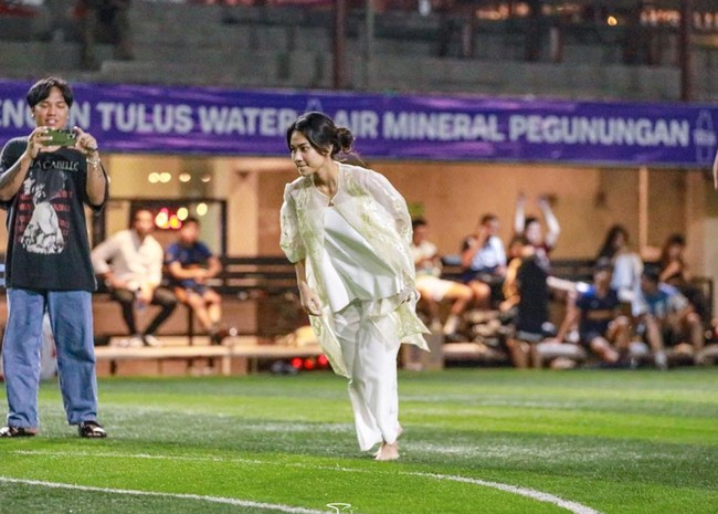 Tak pakai sepatu, Azizah juga terlihat santai tetap bermain bola tanpa takut cedera. Lihat saja gayanya saat akan menendang bola seperti di dalam foto. Foto: Instagram/@acadumpie