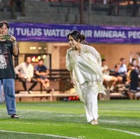 Tak pakai sepatu, Azizah juga terlihat santai tetap bermain bola tanpa takut cedera. Lihat saja gayanya saat akan menendang bola seperti di dalam foto. Foto: Instagram/@acadumpie