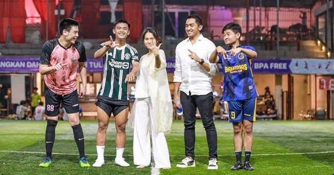 Baru-baru ini Azizah Salsha tampak memamerkan momen dirinya bermain sepak bola bersama suami, Pratama Arhan. Foto-fotonya itu diunggah Azizah ke akun kedua Instagramnya, @acadumpie. Foto: Instagram/@arhanzize_