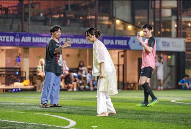 Dari foto-foto yang dibagikan yang berhasil bikin salfok ialah pakaian yang dikenakan Azizah. Tak biasa, istri Arhan itu terlihat mengenakan pakaian untuk kondangan. Foto: Instagram/@acadumpie