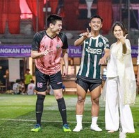 Baru-baru ini Azizah Salsha tampak memamerkan momen dirinya bermain sepak bola bersama suami, Pratama Arhan. Foto-fotonya itu diunggah Azizah ke akun kedua Instagramnya, @acadumpie. Foto: Instagram/@arhanzize_