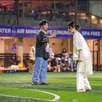 Dari foto-foto yang dibagikan yang berhasil bikin salfok ialah pakaian yang dikenakan Azizah. Tak biasa, istri Arhan itu terlihat mengenakan pakaian untuk kondangan. Foto: Instagram/@acadumpie