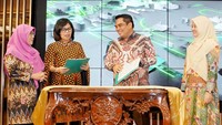 Peresmian ini dihadiri oleh Direktur Sales & Distribution BSI Anton Sukarna (tiga dari kiri), Direktur Pengembangan Pasar Modal dan Pasar Modal Syariah OJK Fadilah Kartikasari (kiri) dan Direktur Ritel PT Mandiri Sekuritas Theodora V.N (dua dari kiri), dan Direktur pengaturan & perizinan perbankan syariah OJK Nyimas Rohmah (paling kanan).  