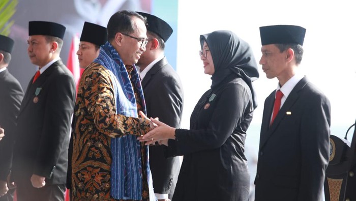 Bupati Banyuwangi Ipuk Fiestiandani saat menerima penghargaan Satyalencana Wirakarya.