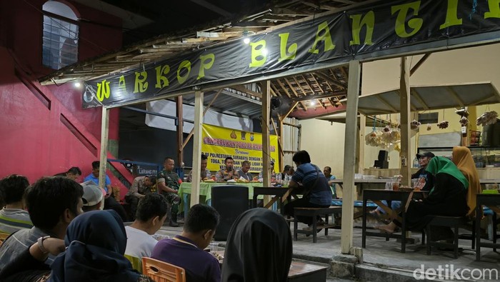 Cangkrukan Polsek Lakarsantri