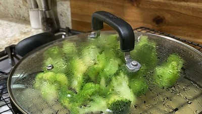 Kocak! 10 Tips Memasak dari Netizen yang Bikin Tepuk Jidat