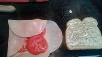 Kesal karena sandwichnya selalu basah dan irisan tomat terjatuh, netizen ini punya cara khusus. Ia membungkus tomatnya dengan daging sebelum diletakkan di atas roti. Foto: Bored Panda