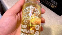 Seringkali kesulitan menuangkan minyak saat memasak? Netizen cerdas ini memanfaatkan botol bekas Sriracha sehingga minyak goreng bisa dikendalikan jumlahnya. Foto: Bored Panda