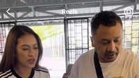 Ibu empat anak ini juga pernah mengajak suaminya, Giring Ganesha untuk makan di Soto Segar Hj.Fatimah. Pasangan suami-istri itu pun terlihat sedang memilih sate-satean dan lauk lain nih. Foto: Instagram @cynthiaganesha