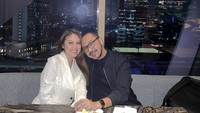 Begini momen Cynthia saat makan malam romantis bersama sang suami. Ia dan Giring Ganesha menikmati hidangan osyter di restoran Wabisabi. Foto: Instagram @cynthiaganesha