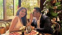 Sweet! Ada lagi momen romantis saat Cynthia Riza dan suaminya, Giring Ganesha makan di sebuah restoran. Namun kali ini, mereka sepertinya ke restoran untuk makan siang. Foto: Instagram @cynthiaganesha