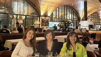 Terlihat lagi momen saat istri mantan vokalis Nidji ini makan di restowan mewah bersama kakak-kakak iparnya. Ia menikmati makanan sambil bersantai di restoran ini. Foto: Instagram @cynthiaganesha