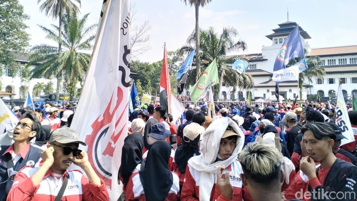 Demo buruh di Gedung Sate.