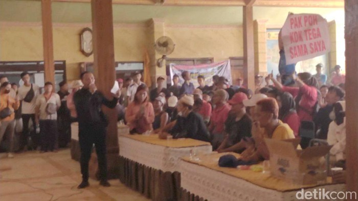 Demo warga Gesikan, Tulungagung tuntut perangkat desa cabul dicopot