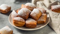 Dessert Prancis satu ini dikenal dengan nama beignet. Berupa donat goreng yang disajikan bersama gula halus. Penyebutan yang benar adalah beg-nay atau beg-net. Foto: Getty Images/iStockphoto