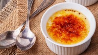 Creme brulee merupakan makanan penutup puding krim yang rasanya creamy manis. Ketika memesan menu dessert satu ini, jangan sampai salah menyebutkannya, yang benar adalah kreem-brew-lee. Foto: Getty Images/iStockphoto