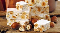 Dessert yang manis legit satu ini diketahui bernama nougat. Meski terlihat mudah, tapi banyak orang salah menyebutkan pelafalan new-gat. Foto: Getty Images/iStockphoto