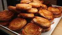 Kouign-amann termasuk salah satu jenis pastry Prancis yang juga kerap dinikmati sebagai dessert. Nama dessert satu ini memang cukup sulit, pelafalan yang benar adalah Coo-gun Ay-mun. Foto: Getty Images/iStockphoto