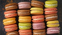 Macarons merupakan dessert berupa biskuit renyah yang manis legit. Dessert asal Prancis ini kerap salah penyebutan namanya, seharusnya dibaca mah-kuh-ROON. Foto: Getty Images/iStockphoto