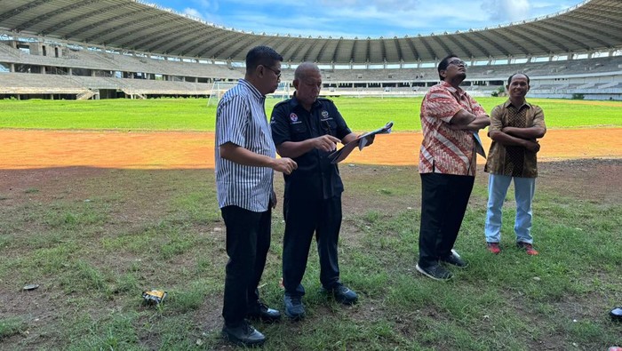 Dispora Sulsel dan PT GMTD Tbk meninjau Stadion Barombong Makassar.