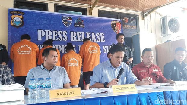 Dua pasangan suami istri (pasutri) asal Kabupaten Sidrap, Sulawesi Selatan (Sulsel) terlibat penipuan online senilai Rp 4,6 miliar ditangkap.
