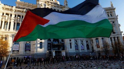 Dukung Palestina, Ratusan Sepatu Berjejer di Balai Kota Madrid