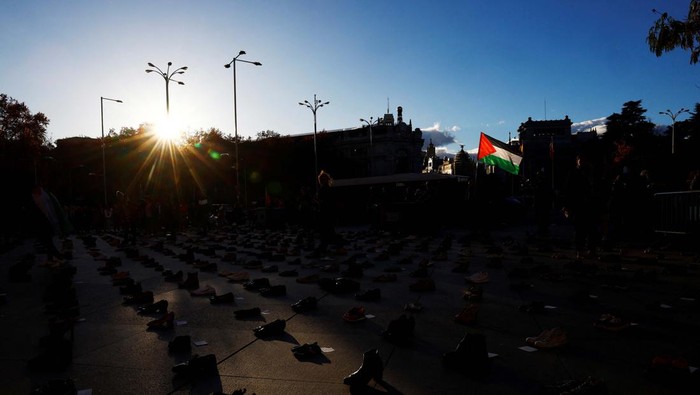 Hundreds of shoes are laid out in front of Madrid’s Town Hall in remembrance of Palestinian victims during a protest in solidarity with Palestinians, amid the ongoing conflict between Israel and the Palestinian Islamist group Hamas, in Madrid, Spain, December 13, 2023. REUTERS/Susana Vera