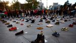 Dukung Palestina, Ratusan Sepatu Berjejer di Balai Kota Madrid
