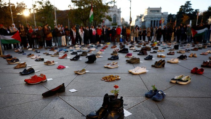 Hundreds of shoes are laid out in front of Madrid’s Town Hall in remembrance of Palestinian victims during a protest in solidarity with Palestinians, amid the ongoing conflict between Israel and the Palestinian Islamist group Hamas, in Madrid, Spain, December 13, 2023. REUTERS/Susana Vera