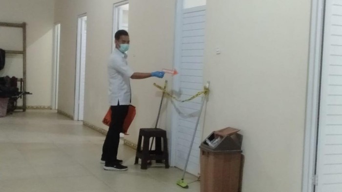 Evakuasi jenazah tewas di pondok Gus Samsudin Blitar.