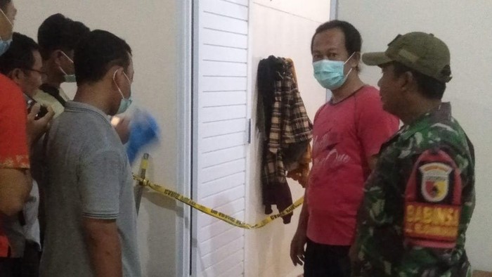 Evakuasi jenazah tewas di pondok Gus Samsudin Blitar.