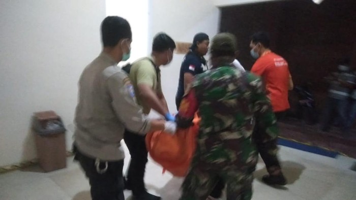 Evakuasi jenazah tewas di pondok Gus Samsudin Blitar.