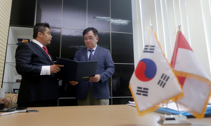 Indonesia bekerjasama dengan Korea Selatan mengembangkan tabung gas komposit untuk masyarakat dengan nilai investasi sekitar Rp 500 Miliar dan  menghasilkan sekitar 500 ribu tabung gas per tahun.