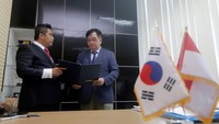 Chief Executive Officer PT Dinamika Utama Jaya Group Zaenal Aziz (kiri) berbincang dengan Chief Executive Officer HNX Co., Ltd. Yong Guk Oh usai penandatanganan kerjasama pengembangan tabung gas komposit atau Compressed Natural Gas (CNG) di Jakarta, Kamis (14/12).