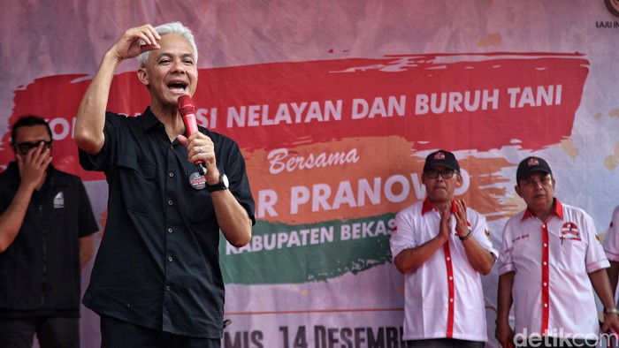 Ganjar Pranowo melakukan kampanye di Marakash Pondok Ungu, Babelan, Kabupaten Bekasi, Jabar, Kamis (14/12/2023). Capres nomor urut 3 itu menyapa nelayan dan petani.