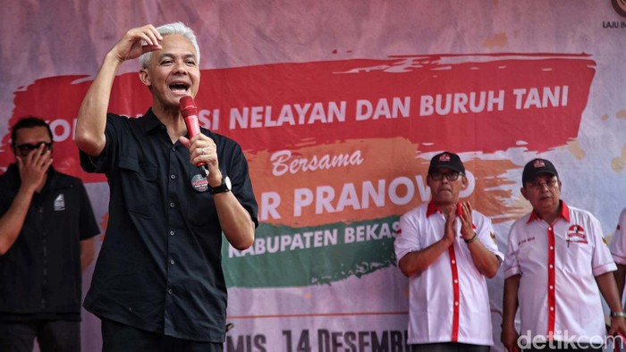 Ganjar Pranowo melakukan kampanye di Marakash Pondok Ungu, Babelan, Kabupaten Bekasi, Jabar, Kamis (14/12/2023). Capres nomor urut 3 itu menyapa nelayan dan petani.