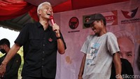 Ganjar juga sempat berdialog dengan warga di atas panggung kampanye.  