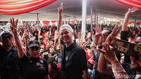 Ganjar bersama nelayan dan petani berpose sambil mengacungkan tiga jari.   