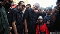 Ganjar juga menyapa dan foto bersama warga sebelum meninggalan lokasi kampanye.  
