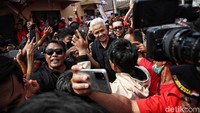 Terlihat juga warga yang mengerubungi untuk foto bersama dengan capres nomor urut 3 tersebut.  