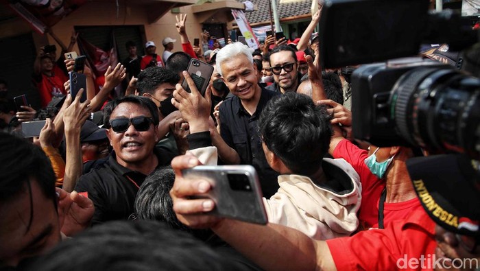 Ganjar Pranowo melakukan kampanye di Marakash Pondok Ungu, Babelan, Kabupaten Bekasi, Jabar, Kamis (14/12/2023). Capres nomor urut 3 itu menyapa nelayan dan petani.