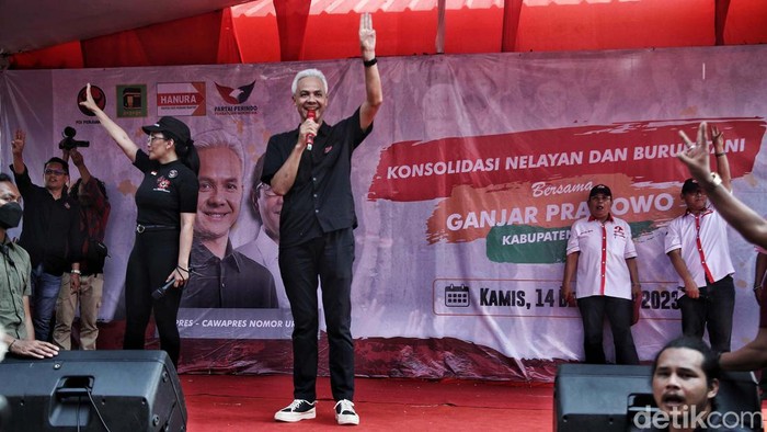 Ganjar Sapa Nelayan dan Petani di Babelan Bekasi Ganjar Pranowo melakukan kampanye di Marakash Pondok Ungu, Babelan, Kabupaten Bekasi, Jabar, Kamis (14/12/2023). Capres nomor urut 3 itu menyapa nelayan dan petani.
