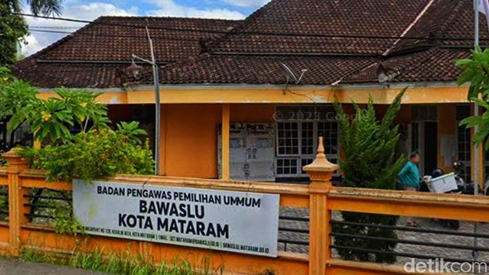 Gedung Bawaslu Kota Mataram.