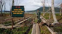 Davit bercerita sebagian masyarakat di desa ini memang memiliki mata pencaharian sebagai nelayan yang mencari ikan di laut. Namun, menurutnya masyarakat tidak bisa selalu bergantung pada kebutuhan ikan laut karena sering terkendala dengan musim angin atau cuaca buruk yang menghalangi mencari ikan.