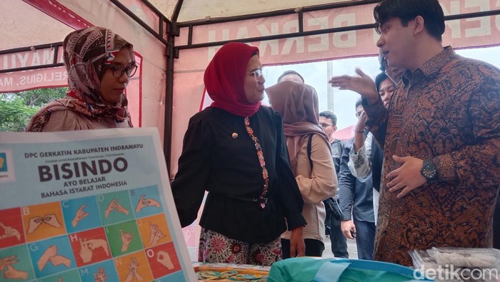 Gerkatin Indramayu tunjukkan Basindo dan hasil produk usaha teman tuli Indramayu kepada Bupati Indramayu