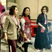 Ia terlihat ditemani oleh CEO Female Daily Hanifa Ambadar dan Direktur Operasional Female Daily Novita Imelda.
