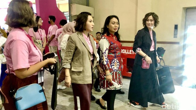 Ia terlihat ditemani oleh CEO Female Daily Hanifa Ambadar dan Direktur Operasional Female Daily Novita Imelda.